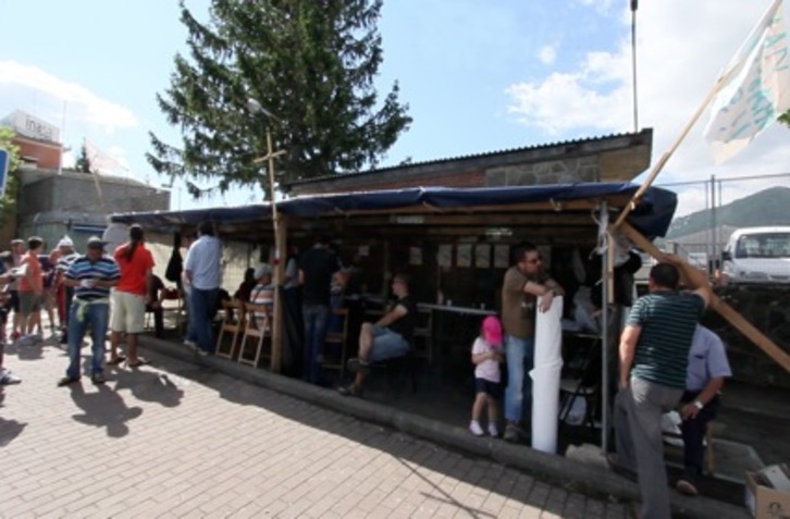 Lantegiaren kanpoaldean ezarri dute kanpamendua. (Gotzon ARANBURU)