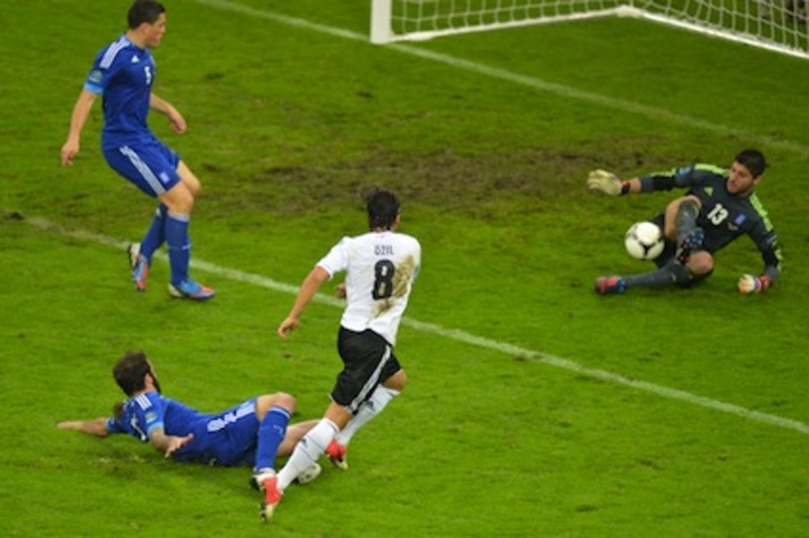 Alemania eta Greziaren arteko neurketaren jokaldi bat. (Gabriel BOUYS/AFP PHOTO)