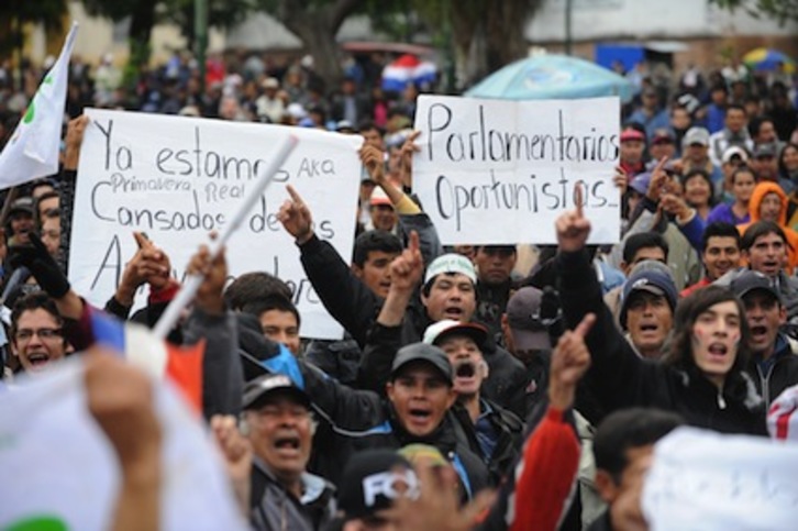 Protesta en apoyo a Lugo en Asunción, capital de Paraguay. (Norberto DUARTE/AFP PHOTO)