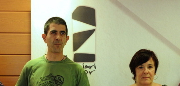 Egiari Zor Fundazioko kide Karmelo Arregi eta Elena Bartolome. (Monika DEL VALLE / ARGAZKI PRESS)