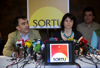 Iñigo Iruin y Maider Etxebarria en una rueda de prensa tras la legalización de Sortu. (Marisol RAMIREZ / ARGAZKI PRESS)