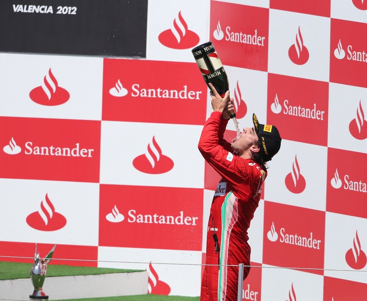 Alonso celebra la victoria. (José JORDAN / AFP)
