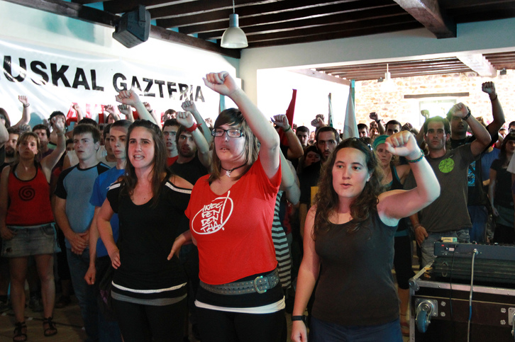 Ehunka gazte batu dira Itsasun. (Bob EDME)