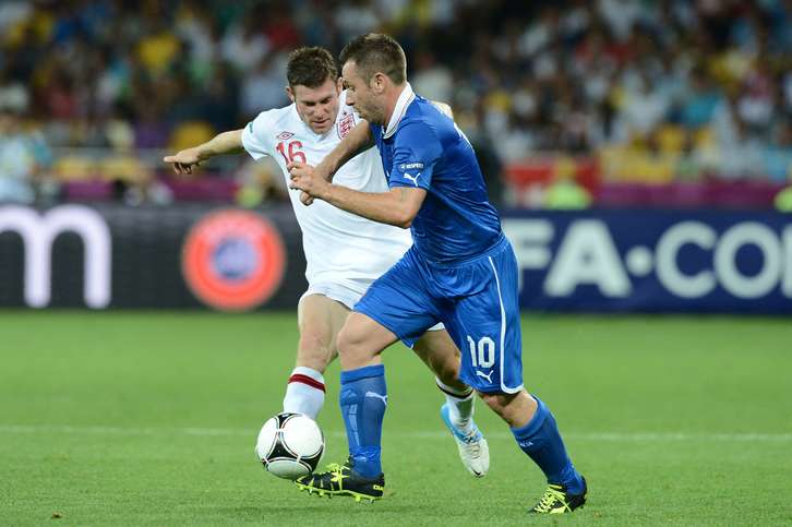 Cassano y Milner pugnan por el balón. (Carl DE SOUZA / AFP)