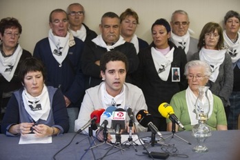 Mattin Troitiño, en el centro, en la comparecencia de Etxerat para valorar el cese definitivo de la actividad armada de ETA. (Juanan RUIZ/ARGAZKI PRESS)
