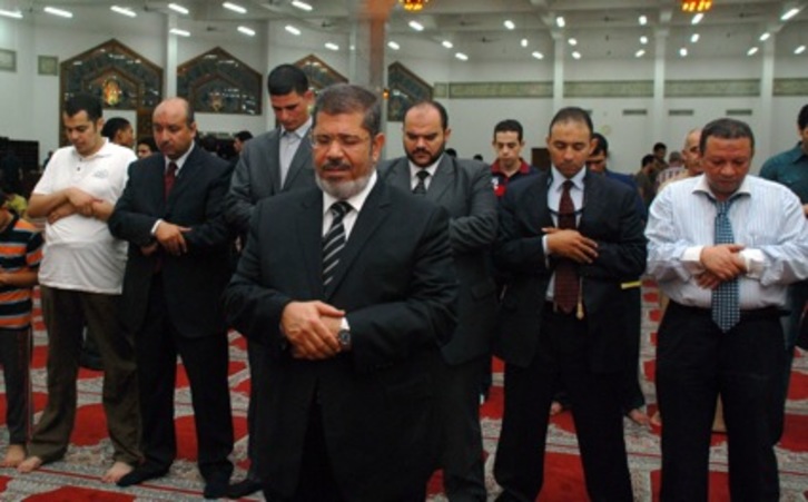 Mursi ekainaren 18an, Saudi Arabiako Nayef bin Abdul Aziz printzearen alde otoitz egiten. (AFP)