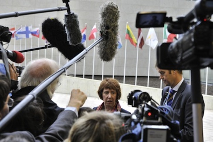 La jefa de la diplomacia de la UE, Catherine Ashton, atiende a los medios en Bruselas. (Georges GOBET/AFP PHOTO)