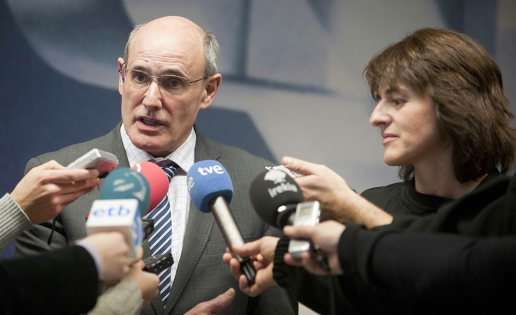 Rafael Bengoa y Marta Vera, consejeros de Sanidad de la CAV y de Nafarroa, tras el encuentro que mantuvieron en enero. (Mikel ARRAZOLA)