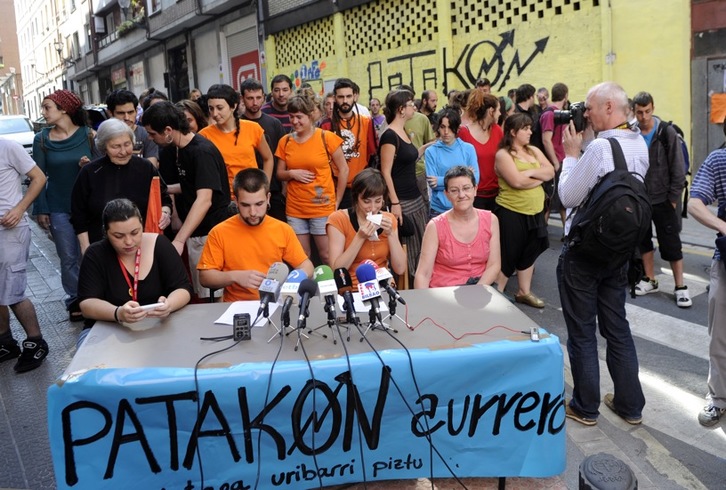 Patakoneko kideek agerraldia egin dute eguerdian. (Marisol RAMIREZ/ARGAZKI PRESS)