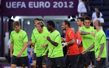 La selección lusa, ayer, durante su sesión de entrenamiento. (Anne-Christine POUJOULAT/AFP PHOTO)