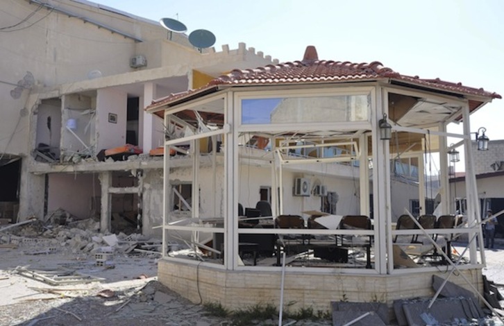 Edificios dañados tras el ataque a la televisión estatal siria Al-Ikhbaryia. (AFP PHOTO)