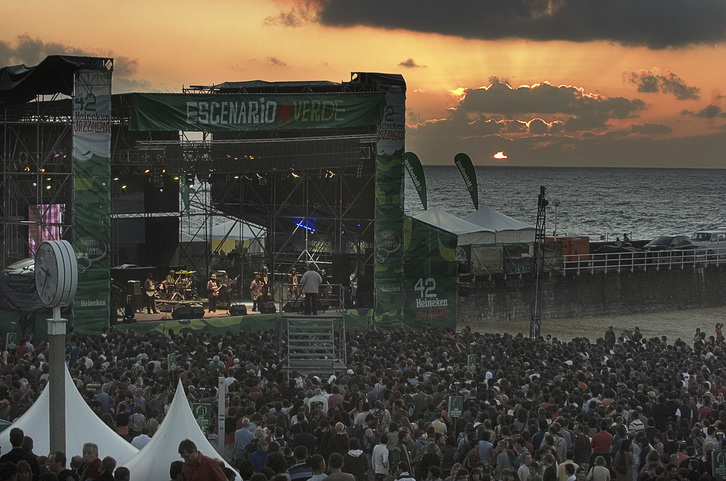 Miles de personas acuden cada año a los conciertos de la playa de la Zurriola de Donostia. (Jon URBE/ARGAZKI PRESS)