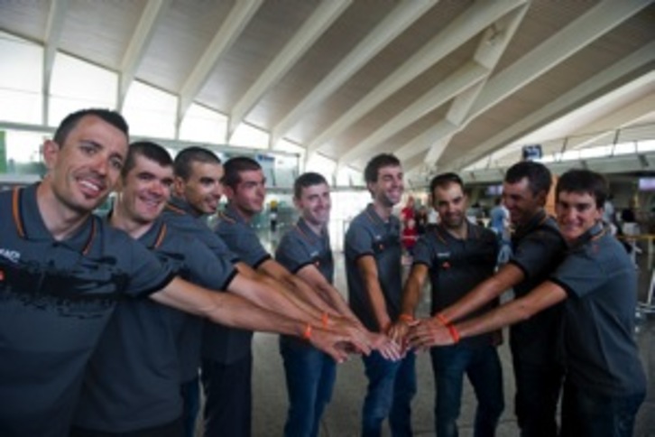 Los corredores de Euskaltel, en Loiu antes de partir a Lieja. (Luis JAUREGIALTZO/ARGAZKI PRESS)