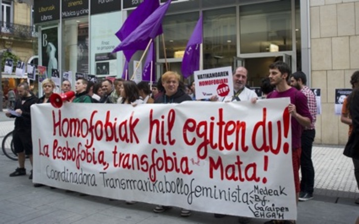 Concentración llevada a cabo el pasado 17 de mayo en Donostia con motivo del día contra la homo-les-transfobia. (Andoni CANELLADA/ARGAZKI PRESS)