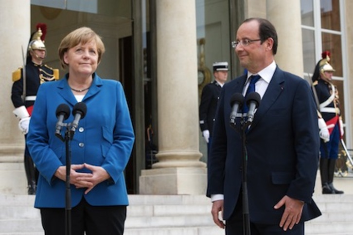 La canciller alemana, Angela Merkel, y el presidente francés, François Hollande, antes de la reunión de París. (Bertrand LANGLOIS/AFP)