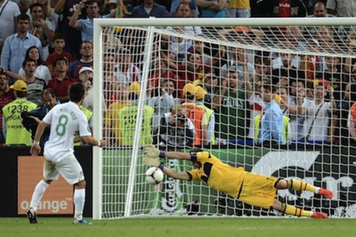 Casillas ha parado el penalti al portugués Moutinho. (Franck FIFE/AFP)