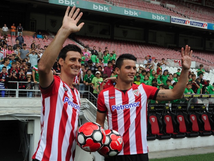 Aritz Aduriz eta Ismael Lopez Athleticeko jokalari berriak. (Monika del VALLE/ARGAZKI PRESS)