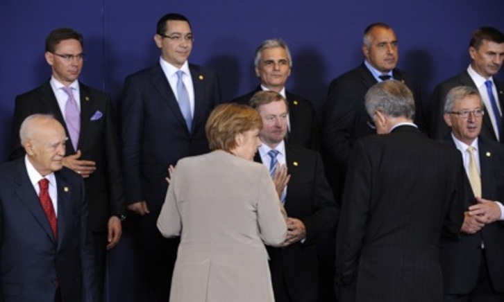 Angela Merkel gesticula mientras los jefes de Estado y de Gobierno de la UE se colocan para la foto de familia. (John THYS/AFP)