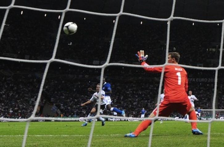 Balotellik sartu ditu partidako bi golak italiarrentzat. (Christof STACHE/AFP)