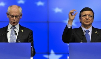 El presidente permanente del Consejo, Herman Van Rompuy, y el presidente de la Comisión Europea, José Manuel Durão Barroso, al termino de la reunión. (Georges GOBET/AFP)