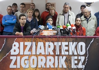 Comparecencia de familiares de Antton Troitiño y vecinos de Intxaurrondo en abril de 2011 tras la salida de prisión de Troitiño. (Jon URBE/ARGAZKI PRESS)