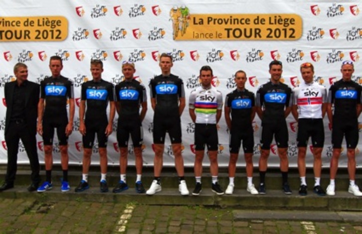 Los corredores de Sky, durante la presentación de equipos en Lieja. (Pascal PAVANI/AFP)