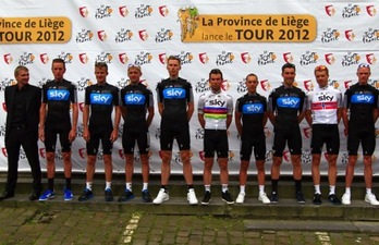 Los corredores de Sky, durante la presentación de equipos en Lieja. (Pascal PAVANI/AFP)
