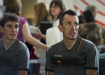 Mikel Astarloza junto a Amets Txurruka, en el aeropuerto de Loiu. (Luis JAUREGIALTZO/ARGAZKI PRESS)