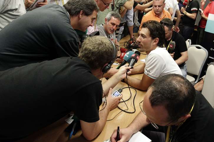 Cancellara responde a preguntas de los periodistas. (Pascal PAVANI / AFP)