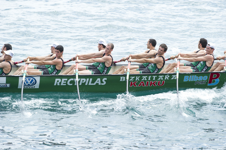 La trainera de Kaiku en la regata preparatoria de Ondarroa. (Luis JAUREGIALTZO / ARGAZKI PRESS)