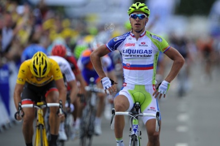 Cancellara, líder de la general, no pudo alcanzar a Sagan en el esprint. (Pascal PAVANI/AFP)