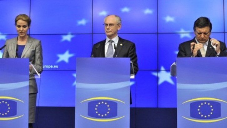 La primera ministra danesa, Helle Thorning-Schmidt, el presidente del Consejo Europeo, Herman Van Rompuy, y el presidente de la Comisión Europea, Jose Manuel Barroso, en la clausura de la cumbre del Eurogrupo. (Georges GOBET/AFP)  