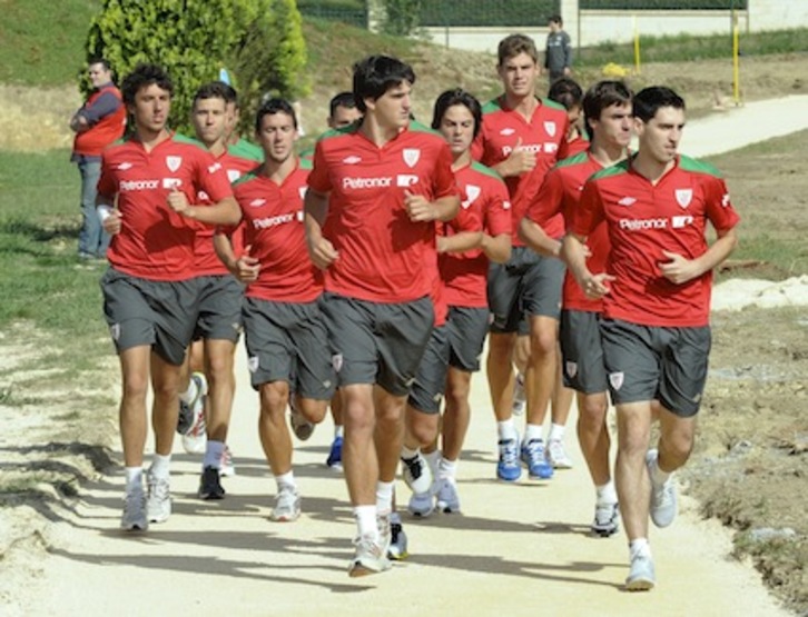 Algunos jugadores del Athletic durante el entrenamiento de hoy. (Monika del VALLE/ARGAZKI PRESS)
