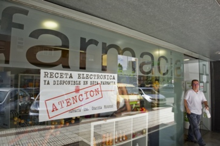 Una farmacia de Iruñea en la que se informa sobre la receta electrónica. (Lander F. ARROYABE/ARGAZKI PRESS)