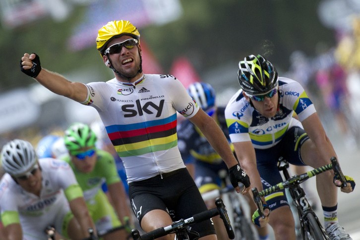 Mark Cavendish se ha impuesto en el sprint de hoy al alemán Andre Greipel. (Lionel BONAVENTURE/AFP)