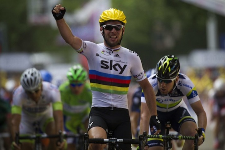 Cavendish remontó una treintena de posiciones en el último kilómetro. (Lionel BONAVENTURE/AFP PHOTO)