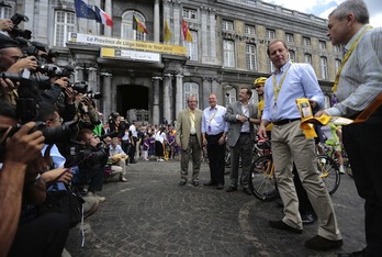 Christian Prudhomme, segundo por la derecha. (Joel SAGET/AFP PHOTO)