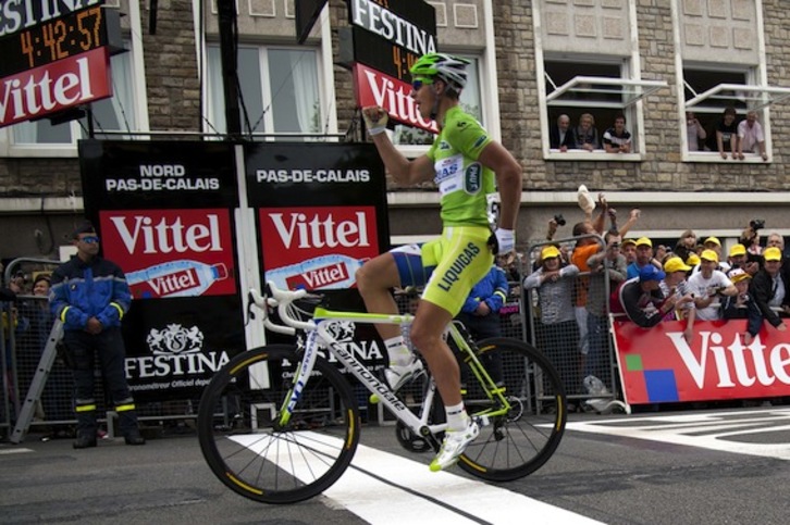 Peter Sagan atraviesa la línea de meta. (Nathalie MAGNEZ/AFP PHOTO)