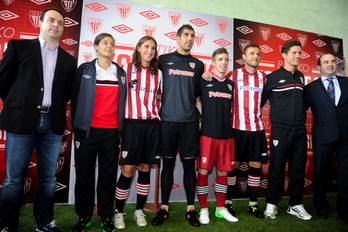 Jugadores del Athletic en la presentación de la nueva equipación. (Monika del VALLE/ARGAZKI PRESS)