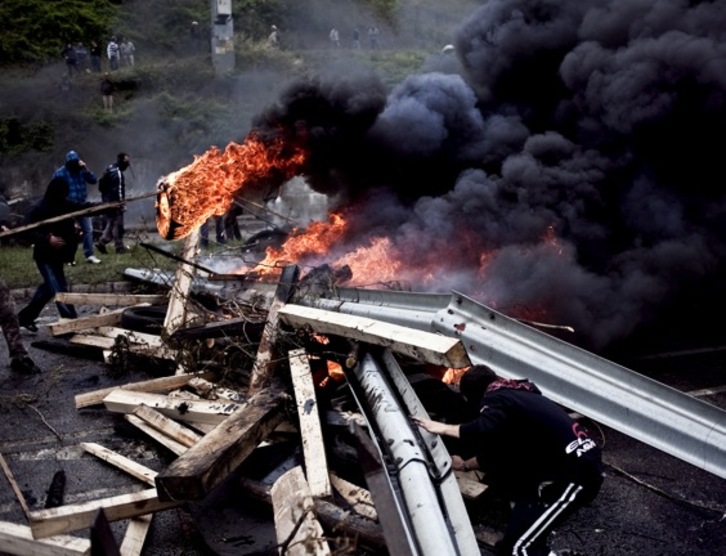 Barricadas el pasado 18 de junio en la entrada del pozo de Santiago de Aller. (GARA)