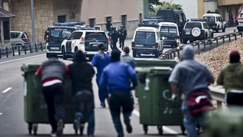 Un grupo de mineros se enfrenta a la Guardia Civil en Ciñera (León). (José COLÓN)