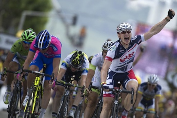 André Greipel (Lotto) se ha impuesto en el sprint de la cuarta etapa del Tour. (Lionel BONAVENTURE/AFP)