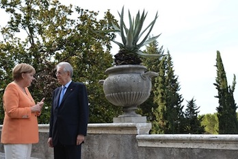 El primer ministro de Italia, Mario Monti, y la canciller alemana, Ángela Merkel, durante la reunión bilateral que han mantenido en Roma. (Gabriel BOUYS/AFP)