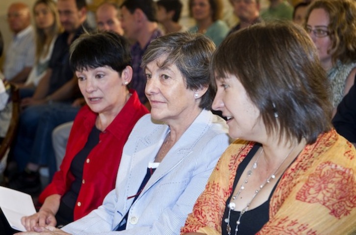 Laura Mintegi, flanqueada por Maribi Ugarteburu y Anjeles Iztueta. (Luis JAUREGIALTZO/ARGAZKI PRESS)