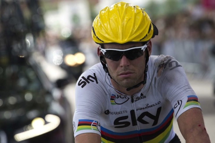 Mark Cavendish, tras la caída en la que se vio implicado ayer. (Joel SAGET/AFP PHOTO)