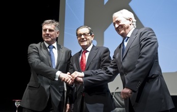 Xabier Iturbe (Kutxa), Mario Fernández (BBK) y Carlos Zapatero (Vital), en diciembre pasado, tras la constitución de Kutxabank. (Jon HERNÁEZ/ARGAZKI PRESS)