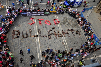 Los activistas han formado la frase «stop bull fights» con sus cuerpos. (Idoia ZABALETA/ARGAZKI PRESS)