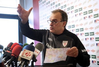 El entrenador del Athletic, Marcelo Bielsa, durante la comparecencia de prensa que ha ofrecido. (Marisol RAMIREZ/ARGAZKI PRESS) 
