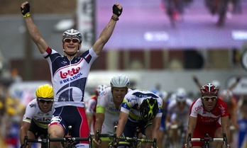Greipel, brazos en alto, celebra su victoria. (Lionel BONAVENTURE/AFP PHOTO)