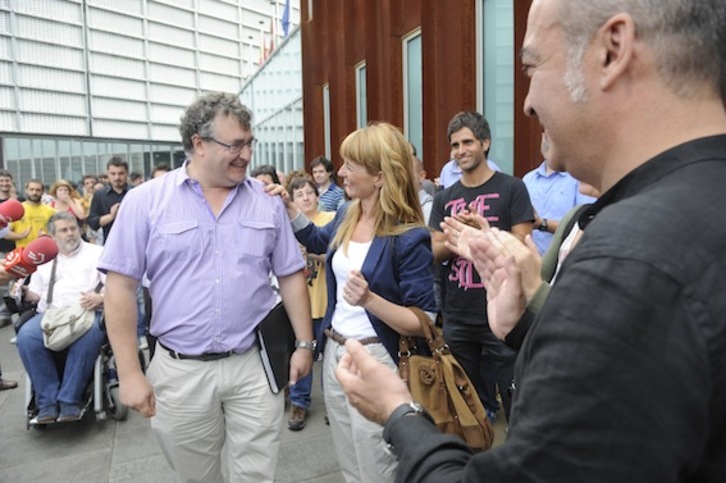 Bilduko kargu ugari gerturatu da Juan Carlos Alduntzini babesa adieraztera osoko bilkura hasi aurretik. (Jon URBE/ARGAZKI PRESS)